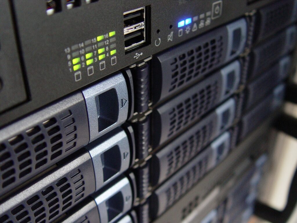 IT-Betreuung für den Elektrobetrieb: Serverschrank mit Rack-Servern (Symbolbild)