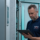 Günter Geisler von Highlight PC prüft die Backups am Tablet vor einem Serverschrank