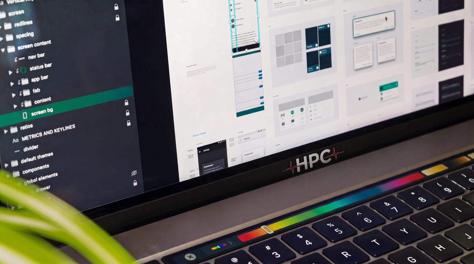 Notebook mit Website-Entwürfen auf dem Bildschirm