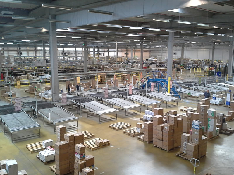 Blick in eine Lagerhalle mit Regalen und verpackten Paletten