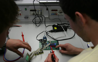 PC-Reparatur mit Messtechnik in der Werkstatt von Highlight PC in Forstern