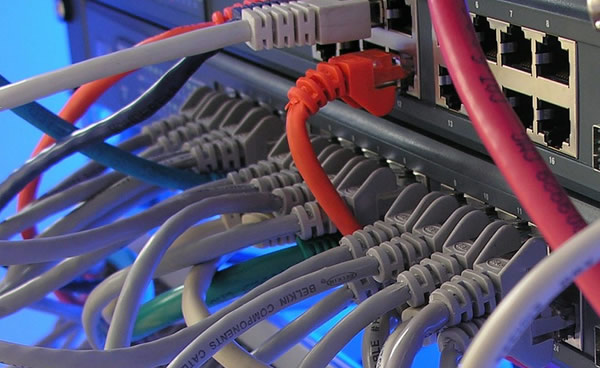 IT-Betreuung für die Hausverwaltung: Netzwerkverteiler mit Patchkabeln